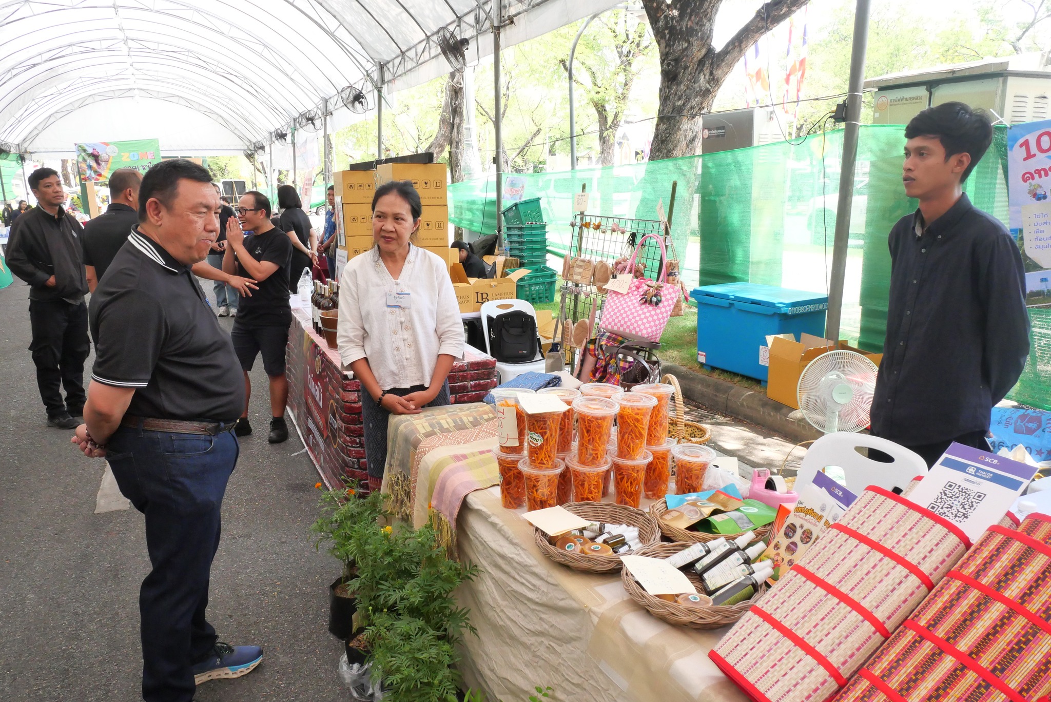 title - เลขาธิการ ส.ป.ก. เยี่ยมทักทายเกษตรกรและซื้อสินค้าในบรรยากาศวันสุดท้ายของการออกร้านขายสินค้า จากเขตปฏิรูปที่ดิน ส่งท้ายงานครบรอบ 51 ปี ส.ป.ก.